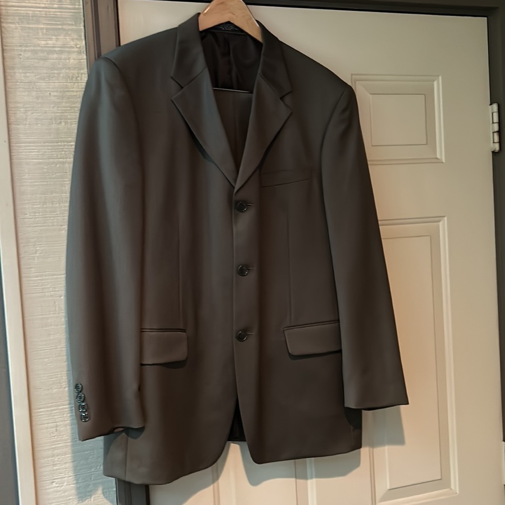 Jones of New York 2piece suit. Grayish brown. 42 reg x 35.5 waist x 30” inseam